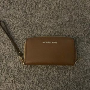 Brown MK wallet, mint condition, beautiful to style with your hand bag